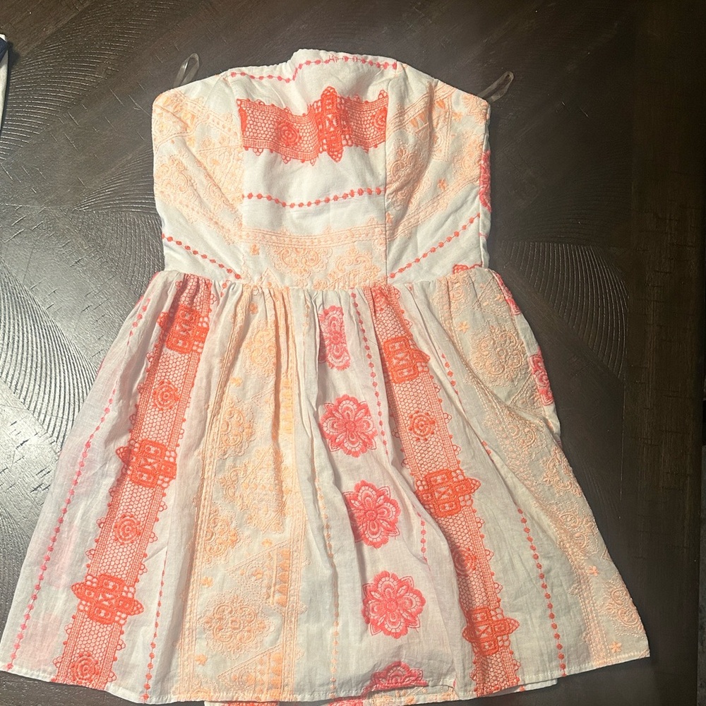 Alya Woman’s mini strapless Dress in Orange and White
